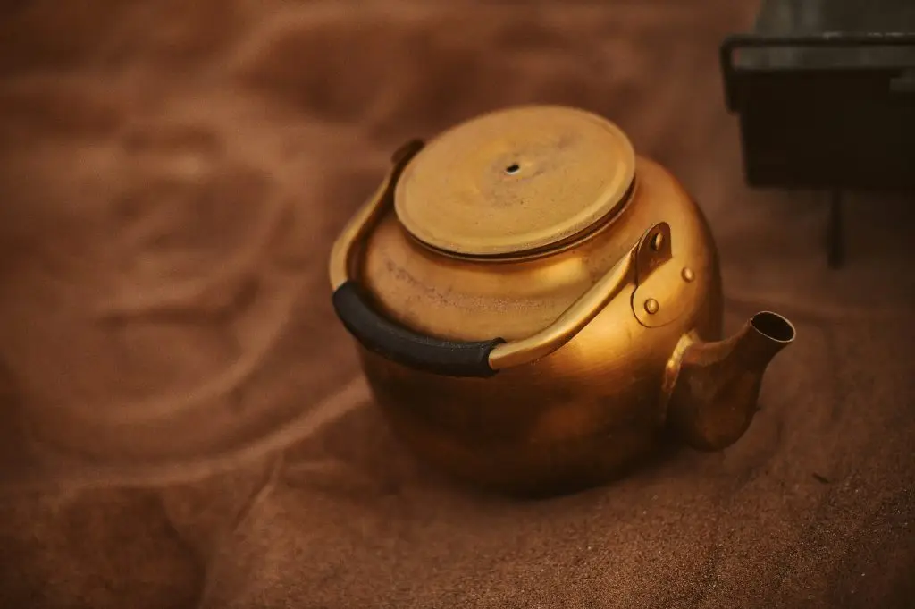 the Tradironne des hommes touareg dans un récipient traditionnel Prise par Phillip Glickman