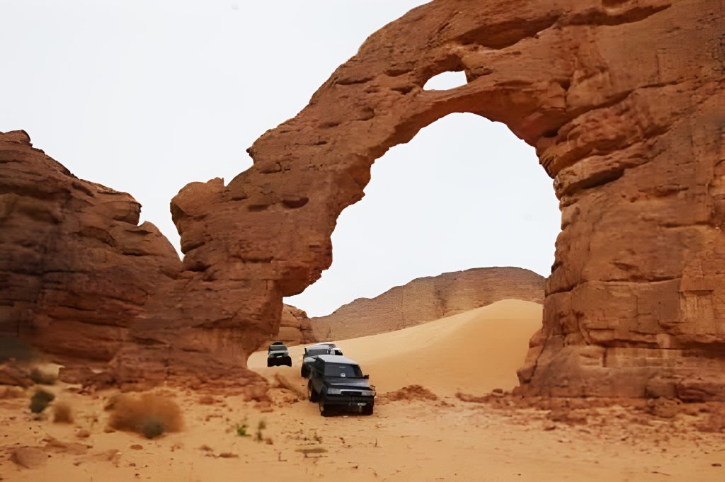 Le cercle rocheux et les véhicules passent.