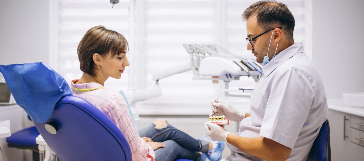 Photo de professionnels dentaires souriants et collaboratifs
